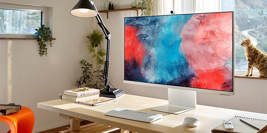 samsung-m8-smart-monitor-32-on-the-table